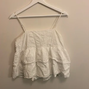 vit topp  - jätte fin topp med blommönster, säljer för den aldrig används, fint skick. 