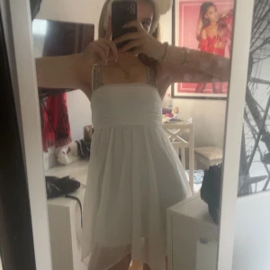 Studentklänning 💞 - Söt vit kortklänning, använd en gång 💗.