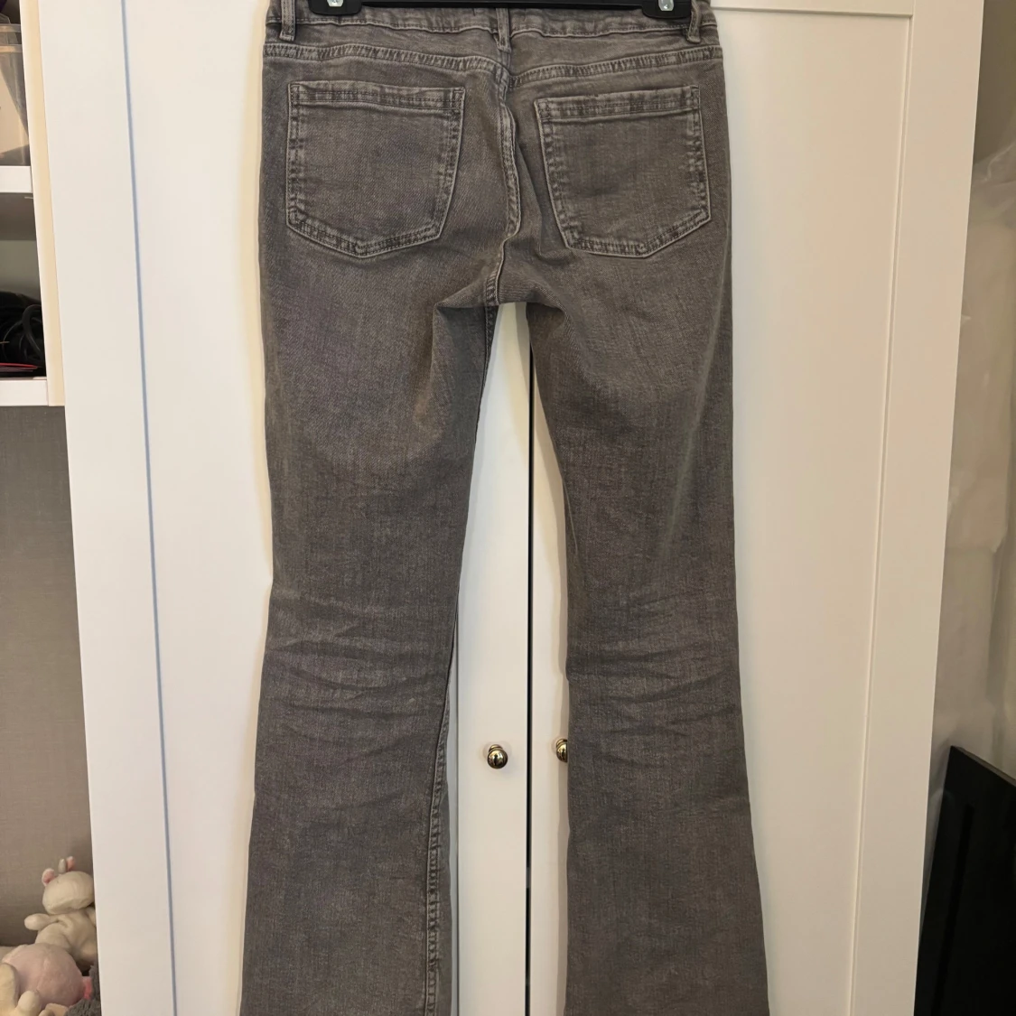 Grå bootcut jeans från Gina Tricot - 2