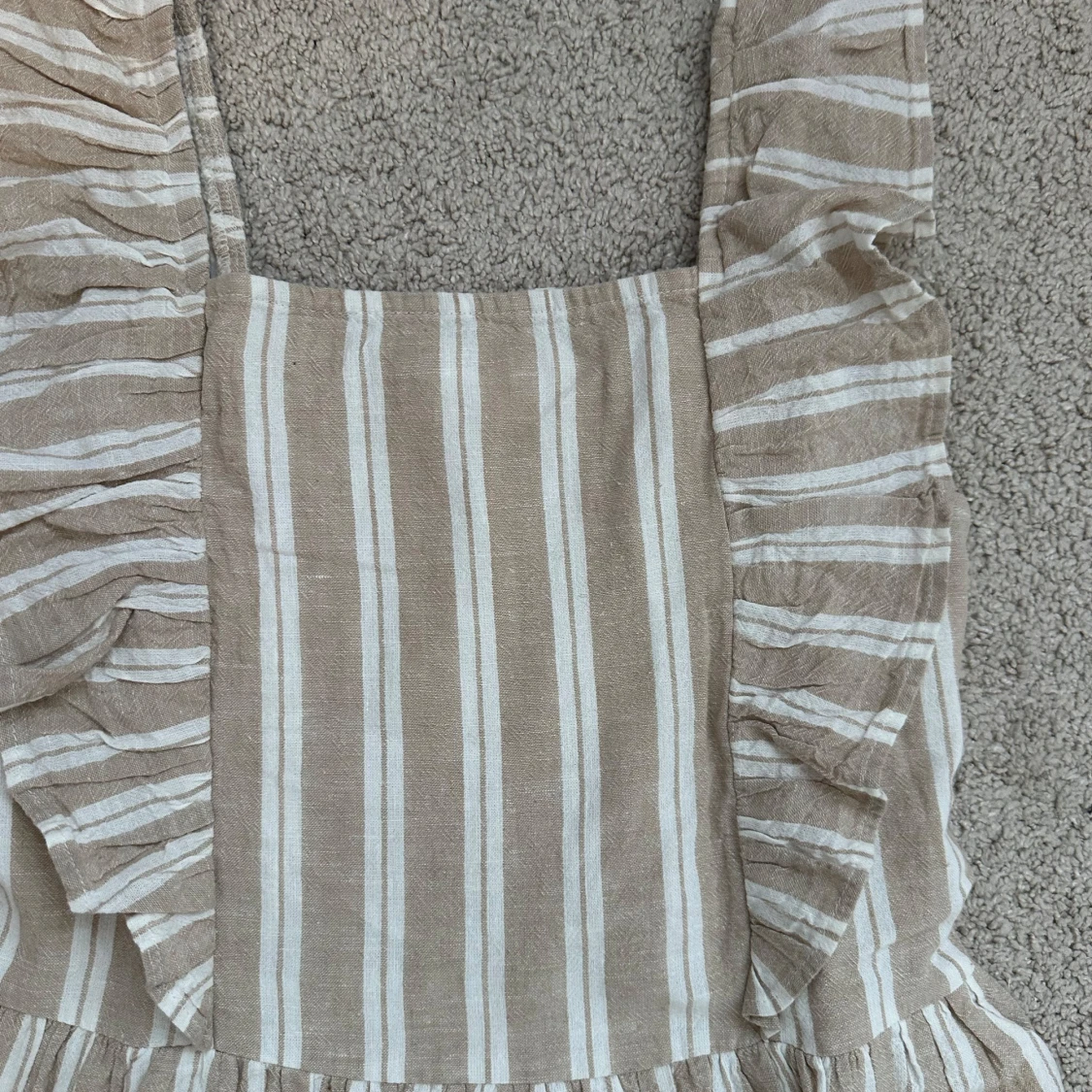 Beige och vitrandig klänning med volang från MNG - 1