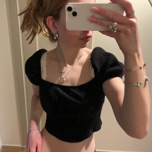 Svart topp - Svart topp från H&M med puffärmar. 🩵