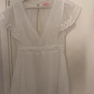 Vit klänning - vit klänning från Showpo med v-ringning, spetsdetaljer och korta ärmar i storlek xs/s 