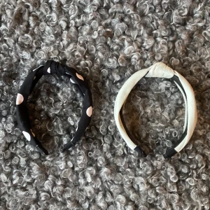 Två diadem, ett svart med vita prickar och ett ljusgrönt - Säljer två snygga diadem – ett svart med vita prickar och ett ljusgrönt i mjukt tyg. Båda har en twistad knut på toppen och är perfekta för att lyfta din look.