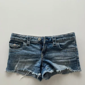 Lågmidjade jeansshorts  - Säljer dessa super snygga jeansshortsen från Gina💕fickor där bak med knappar. Storlek 146 men är lite större i storlekarna skulle jag säga🥰inte mycket använda, hör av er vid frågor!💕priset går att diskutera 