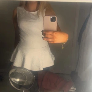 Vit ärmlös klänning med strukturmönster - Fin vit topp med poplum form🥰