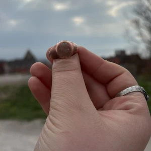 Klassisk signetring i koppar - Säljer en stilren signetring i koppar med rund, slät topp. Ringen har en enkel och tidlös design som passar perfekt för dig som gillar minimalistiska smycken. Vet inte storleken!!!