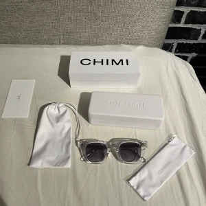 CHIMI 04 Light - Säljer ett par CHIMI i modellen 04 Clear. Allt medföljer som t.ex fodral, putsduk och påse.  Perfekt skick, använda max 5 ggr!