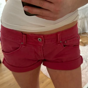Lågmidjade shorts - Midjemåttet är 37🌼