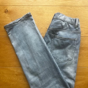 Ljusblå jeans från Lindex - Säljer ett par ljusblå jeans från i klassisk femficksmodell. Jeansen har raka ben och normal passform, perfekt för en avslappnad stil. Materialet är mjukt denim och färgen är snyggt tvättad ljusblå. Priset är självklart diskuterbart!