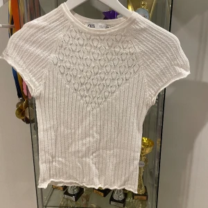 Zara topp  - Säljer min jätte fina zara topp som tyvärr inte kommer till användning längre! Pris 150kr 
