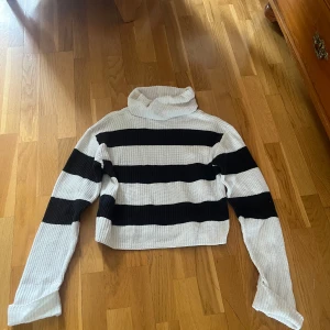 Randig polotröja från Lindex - Säljer för den inte kommer till användning. Lite kortare men sitter fint ändå. Står storlek 158-164 men skulle säga en S💘