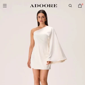 Vit adoore klänning - ”Athens mini dress” - Jätte fin klänning, använd en gång under studenten har några små ”fläckar” men inget som man tänker på 