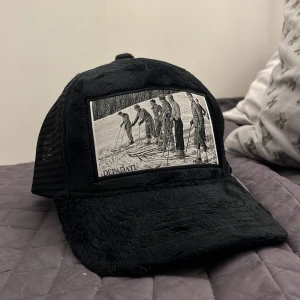 Svart keps från depadati limited  - Säljer nu min limited edition depadati keps ww2 edition, aldrig använd, sitter bekvämt och passar nästan alla huvud formar.