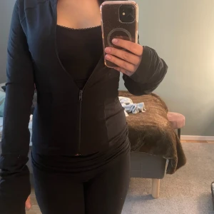 Svart träningsjacka från Gina Tricot - Säljer en svart yoga zip up jacka från Gina tricot, nästan oanvänd och inga söndriga ställen på den:)