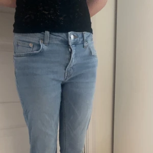 Ljusblå bootcut jeans - Säljer ett par ljusblå jeans med bootcut passform och klassiska fem fickor. Jeansen har hög midja och är tillverkade i denim med lätt tvättad look. Perfekta för en avslappnad stil. Från lager 157 i str M. Dom tvättas innan dom skickas så det svarta strecket är bara att ignorera.