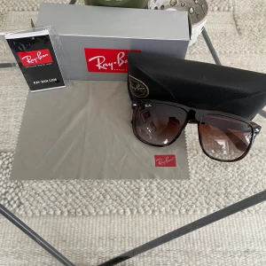 Rayban boyfriend - Säljer nu mina Rayban i modellen boyfriend för att dem inte passade mig. Dem är helt i nyskick! Och köptes på raybans hemsida för ca 2000:-. Allt som kom med vid köp på deras hemsida medföljer såsom glasögonen, box, glasögonfodral, duk och en bruksanvisning. Dem är i storlek 60 vilket motsvarar S/M. Modellen är light havana och har ett brunt tonat glas vilket är riktigt skönt och underlättar när det är mycket sol samtidigt som det är väldigt snyggt. 