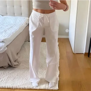 Vita linnebyxor - Svalkande och stilrena vita linnebyxor från Bonprix, i storlek 38. Lågmidjade modell – sitter snyggt och avslappnat på höften, med justerbar midja och snörning. Perfekta för sommaren – lätta, luftiga och bekväma med avslappnad passform. Superfina att styla till stranden, stan eller semestern! Passar dig som vanligtvis har storlek S-M beroende på önskad passform.  I mycket fint skick, endast använda ett fåtal gånger.