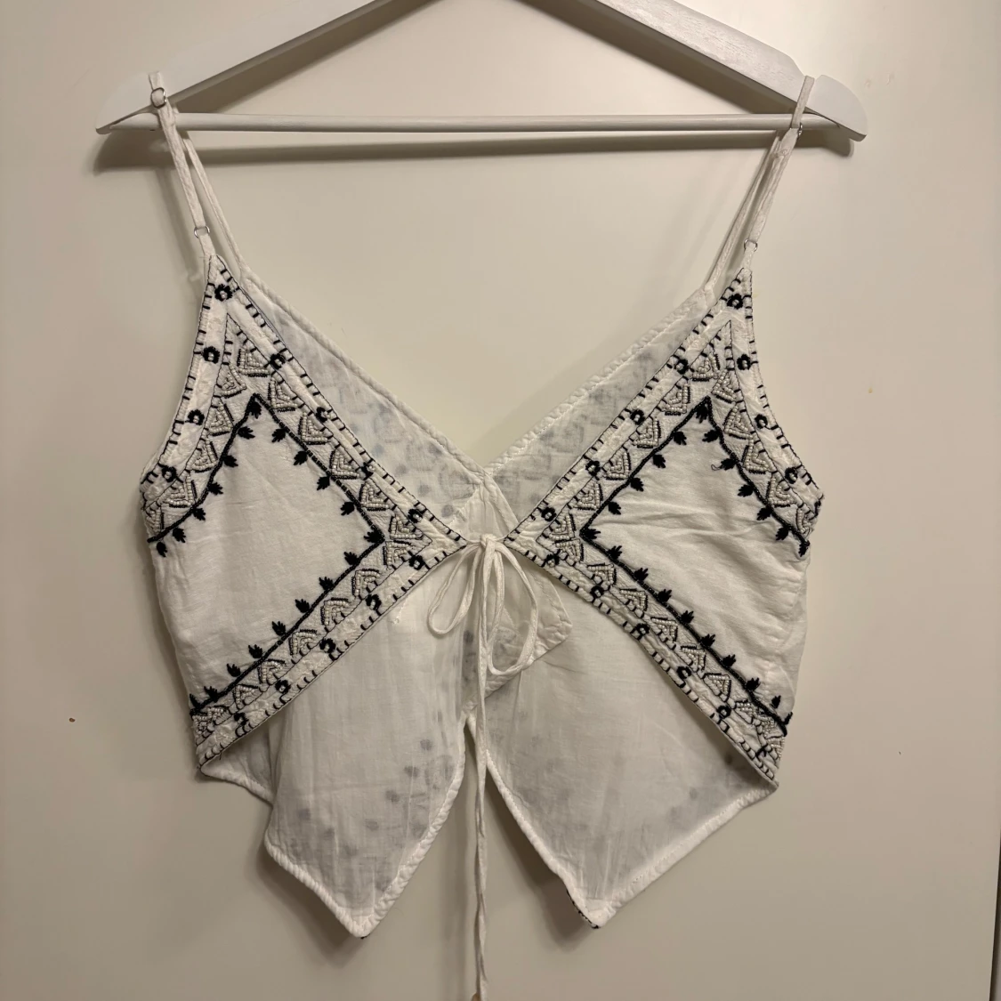 Vit broderad linnetopp från Zara - 2