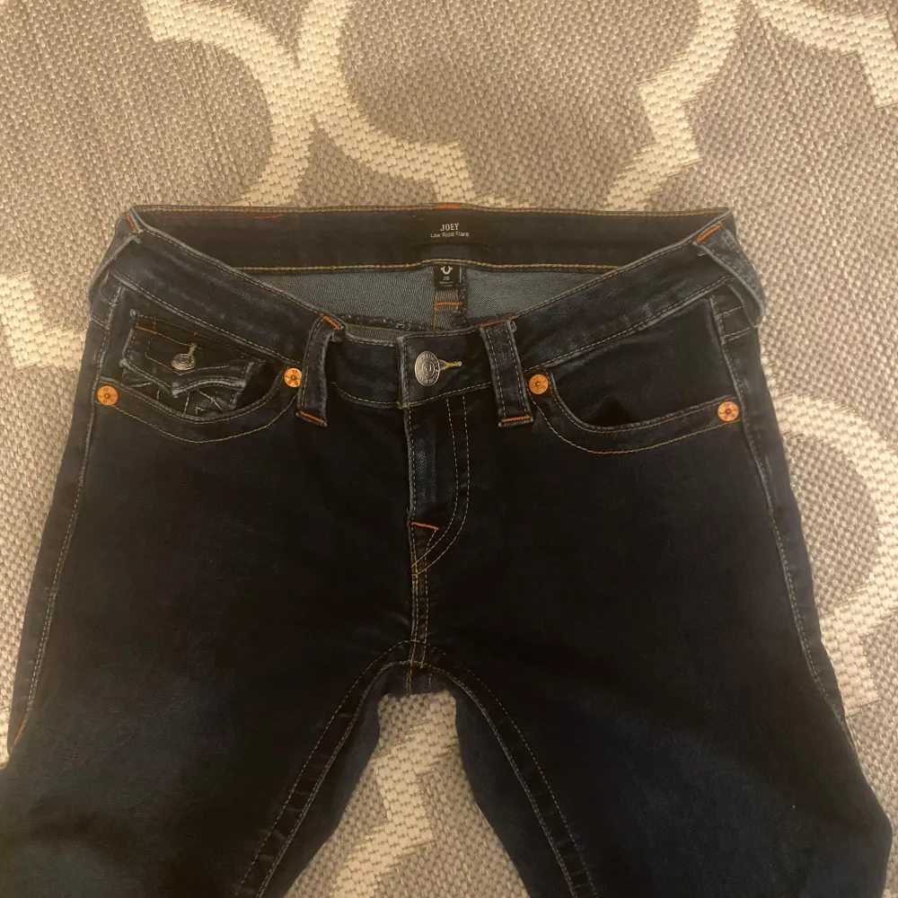 Snygga mörkblå jeans med unika broderade detaljer på bakfickorna. Byxorna har en klassisk femficksdesign och en bekväm passform. Perfekta för en stilren look. Obs, jeansen har en liten vit missfärgning på höger benet och lite på vänster men märks inte och är inget man tänkte på. Priset går absolut diskuteras. . Farkut & Housut.