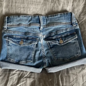 Lågmidjade jeans shorts med fickor  - Midjemått rakt över: 35cm, shortsen är i storlek 152 men sitter som Xs!