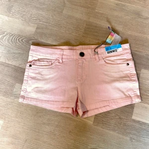 Lågmidjade rosa shorts - Lågmidjade rosa shorts som är helt nya. Midjemått 39 cm längd 25 cm. Köp via köp nu❤️