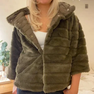 Grön trekvart jacka - Säljer denna gröna trekvart ärmade jackan som ej kommer till användning längre! Köpt här på Plick och ser ut som herno jackan. Man kan vända jackan ut och in som på bilden. Skriv privat för mer svar på frågor. Bilden är tagen av föredetta ägare!💕