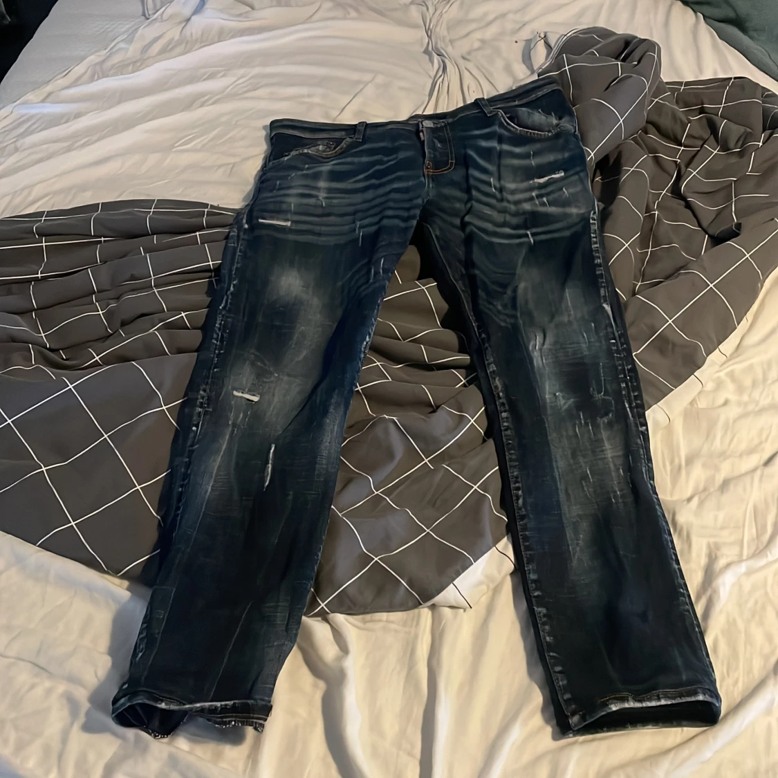 Mörkblå jeans från Dsquared2 med slitningar