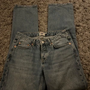 Blåa Jeans - Midwaist straight jeans, använda några gånger, modell Icon 