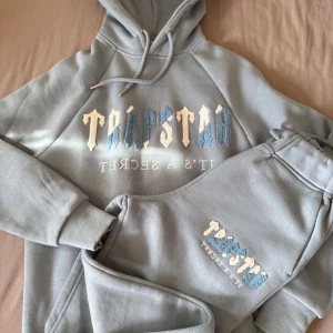 Trapstar Tracksuit  - Säljer en ljusblå Tracksuit från Trapstar. Den är jätte skön och en prenium matreial. Storlek S M XL XXL är tyvärr sålda men vi har i storlek XS passa på och köp,först till kvarn!