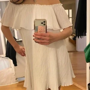 Vit klänning zara - Superfin vit slutsåld klänning från zara. Går att ha både off shoulder och uppe. Prislappen är borta men är helt ny och aldrig använd. Passar allt från xs-m då den är stretchig. Så så fin till ex studenten!!😍😍