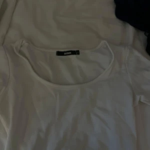 Vit t-shirt från BikBok - Säljer en klassisk vit t-shirt från BikBok i storlek S. T-shirten har rund halsringning och korta ärmar, perfekt basplagg till garderoben. Tillverkad i mjukt bomullsmaterial.