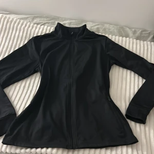 Träningsjacka - Säljer min långärmade svarta träningsjacka. Strl 170 men passar xs-m skulle jag säga🤍