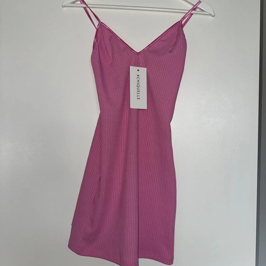 Rosa ribbad kortklänning från Chiquelle 