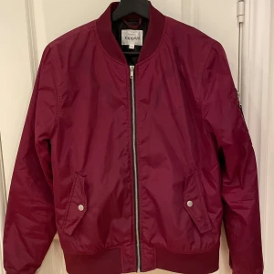 Bomberjacka vinröd. Stl 170/S - Fin vinröd bomberjacka från Kappahl. Knappt använd 💕Stl 170/S