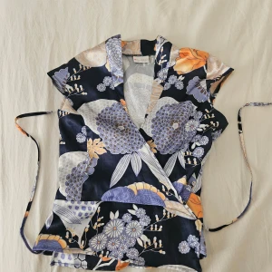 Blommig omlotttröja  - Vintage omelotttröja från miss selfridge <3 Oanvänd