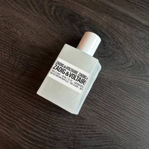 Zadig & Voltaire This Is Her EDP 30ml - Mina parfymer förvaras i ett svalt rum och är därför i väldigt bra skick. Väldigt sparsamt använd, absolut inte mer än 5 spray!