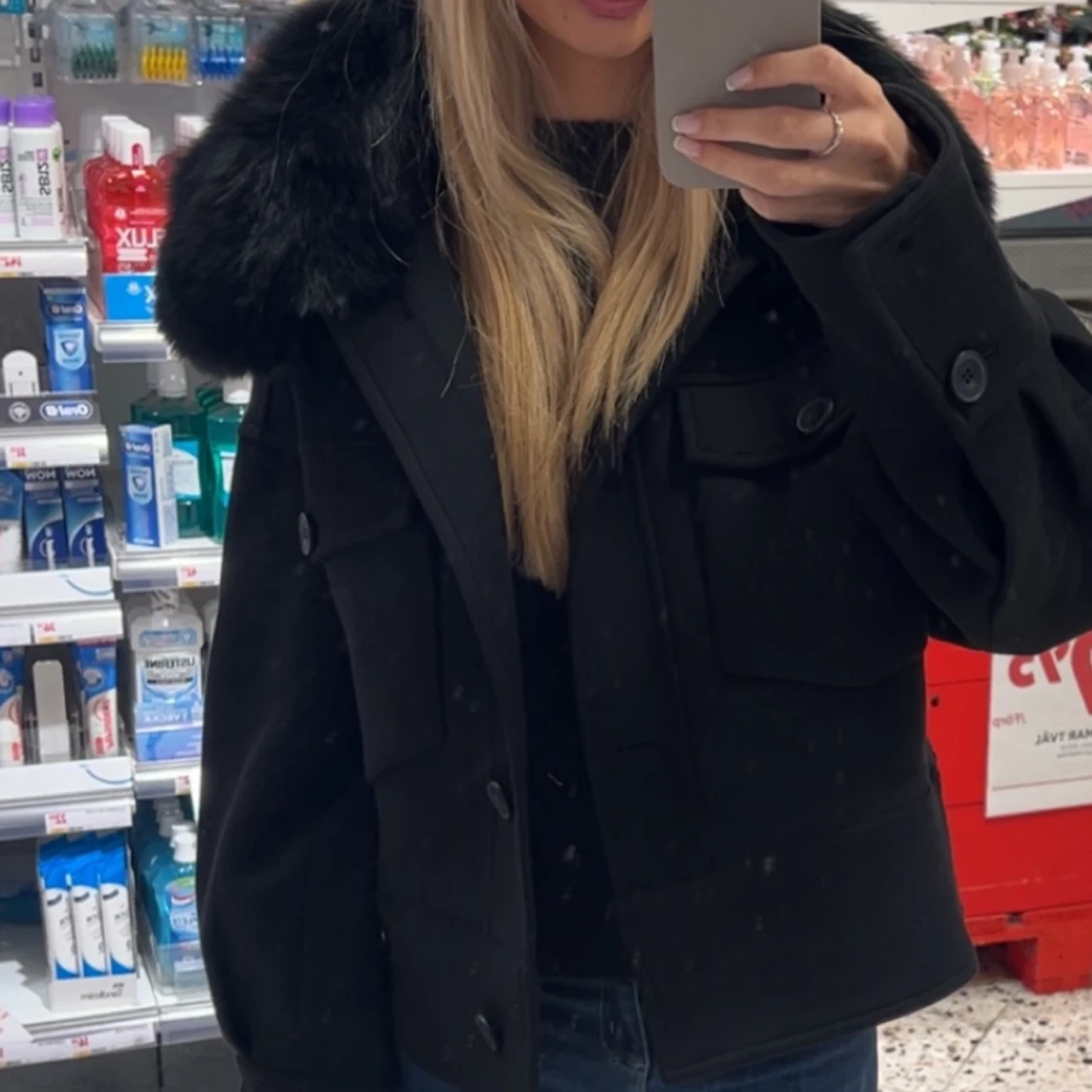 Svart jacka med fuskpäls från MEOTINE