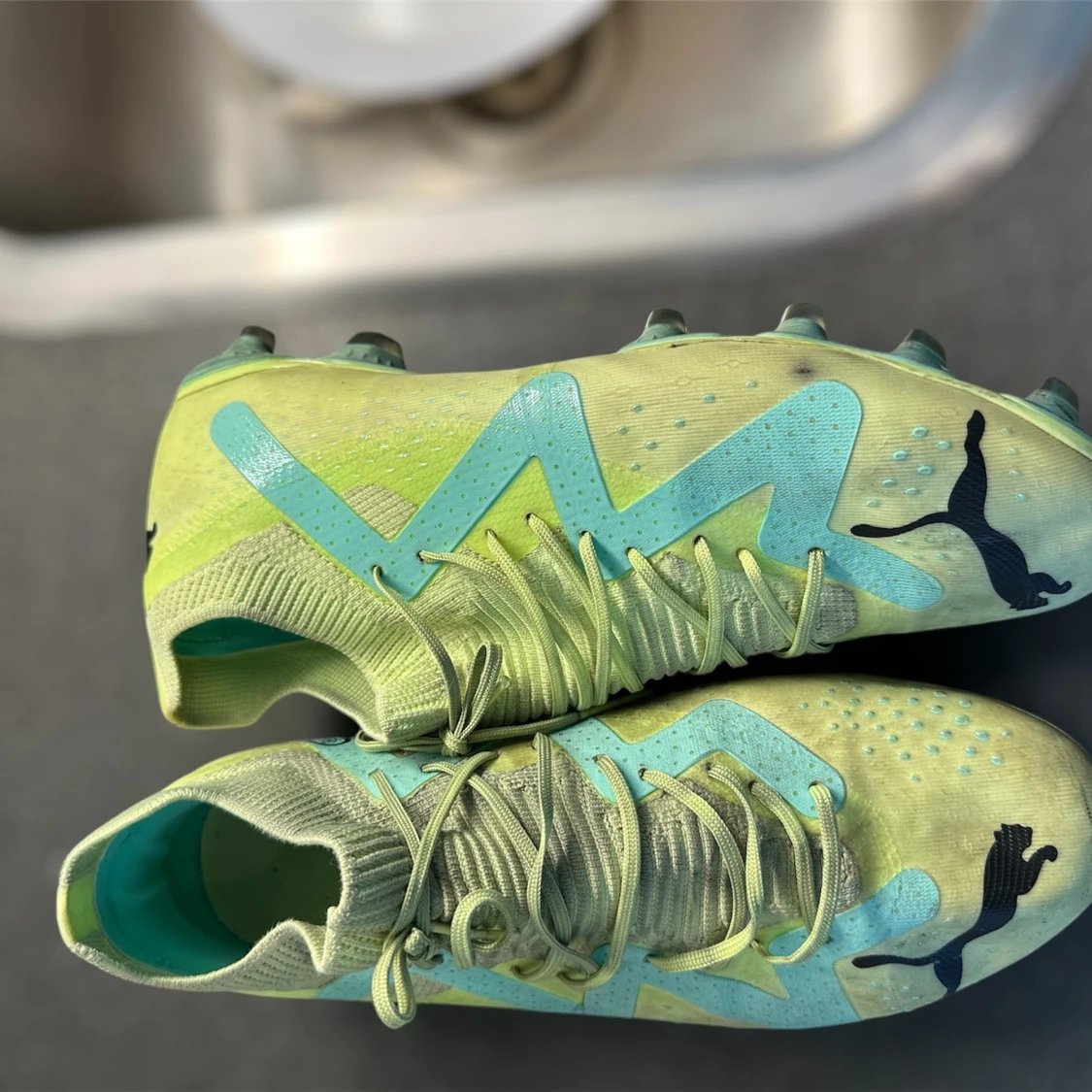 Puma fotbollsskor i limegrönt och turkos - 2