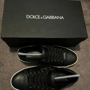 Dolce & Gabbana skor - Säljer nu dessa riktigt snygga Dolce & Gabbana skor. Givetvis äkta samt alla tillbehör medföljer✅ Vid fler frågor och funderingar så hör av er🙌