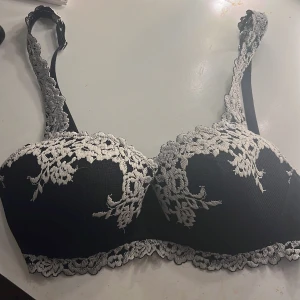 Intimissmi bh - Säljer en intimissmi bh i svart! Jag köpte den från Plick men den var lite för stor så jag säljer vidare den nu. ⚠️Pris kan diskuteras⚠️Hör gärna av dig om det är något! 