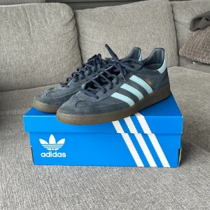 Adidas Spezial 46 -  Adidas Spezial i mörkblå mocka med ljusblåa ränder. Skick 8/10 men väl omhändertagna Storlek 46 men passar även storlek 45 