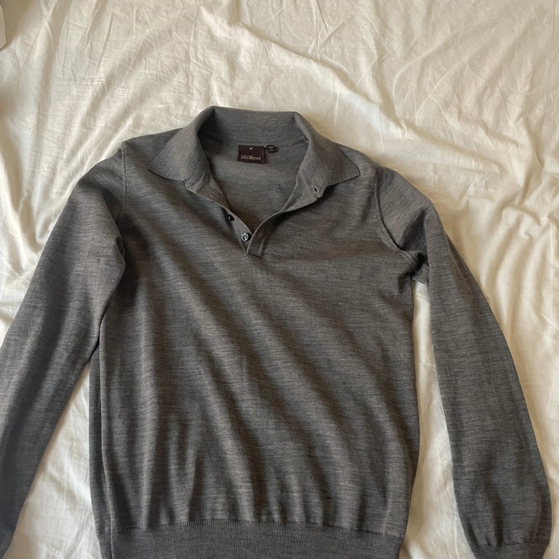 Grå långärmad pikétröja från Oscar Jacobson