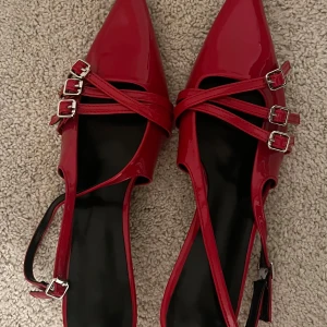 Röda klackar  - Ett par oanvända fina klackar. 