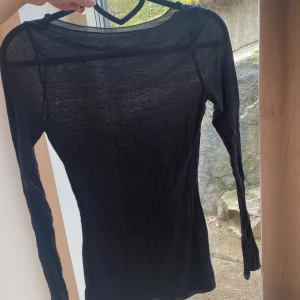 Kashmir tröja från intimissimi - En fin långärmad modal kashmir tröja från intimissimi⭐️ klippt av lappen då ja störde mig på den😅därför de billiga priset😊⭐️