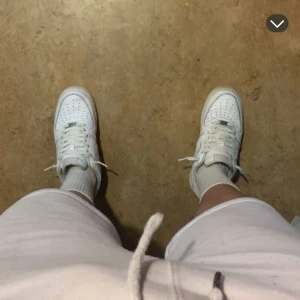 Nike Air Force 1 '07 sneakers i vitt - Klassiska Nike Air Force 1 som passar till allt, kom med förslag, dem är knappt använda och är fräscha skriv för mer bilder.