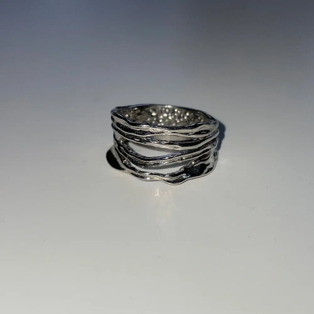 Köpte denna silvriga ringen en söndagsmarknad i Frankrike för 25€! Tyvärr kommer den inte till användning men hoppas den kan finna ett mer kärleksfullt hem😍🫵 Damen jag köpte den av gör alla smyckena för hand🥹. Asusteet.