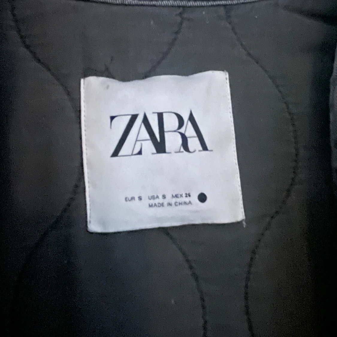 Grå quiltad jacka från Zara - 3