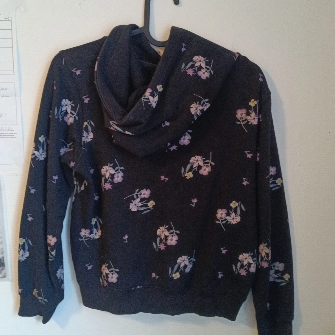 Svart hoodie med blommigt mönster från H&M - 1