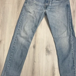 Levis jeans  - As feta Levis jeans som passar pefekt nu till sommaren då dom är ljusa och fräscha. Passar till allt!!