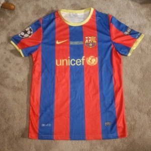 Barcelona fotbollströja  - En FC Barcelona tröja från 2012 med Messi på ryggen. Väldigt snygg tröja som bär många minnen med sig. Sitter bra i storleken och är i väldigt bra skick.
